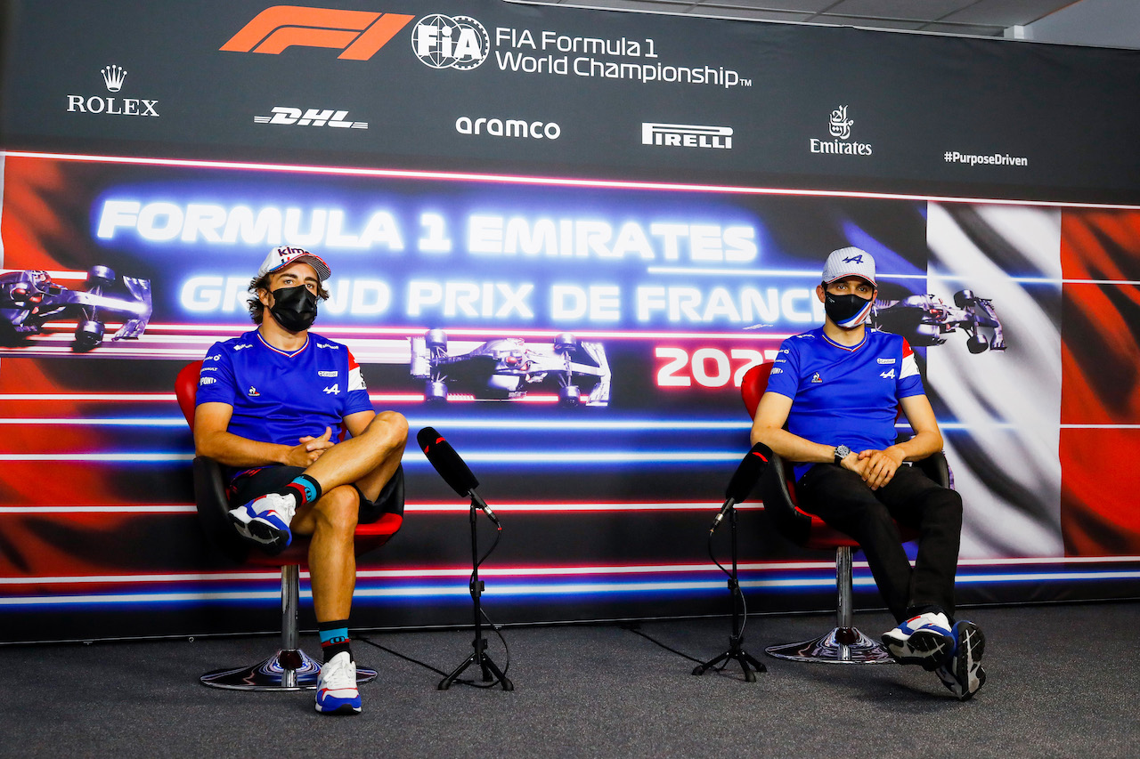 GP FRANCIA, (L to R): Fernando Alonso (ESP) Alpine F1 Team with team mate Esteban Ocon (FRA) Alpine F1 Team in the FIA Press Conference.
17.06.2021. Formula 1 World Championship, Rd 7, French Grand Prix, Paul Ricard, France, Preparation Day.
- www.xpbimages.com, EMail: requests@xpbimages.com © Copyright: FIA Pool Image for Editorial Use Only