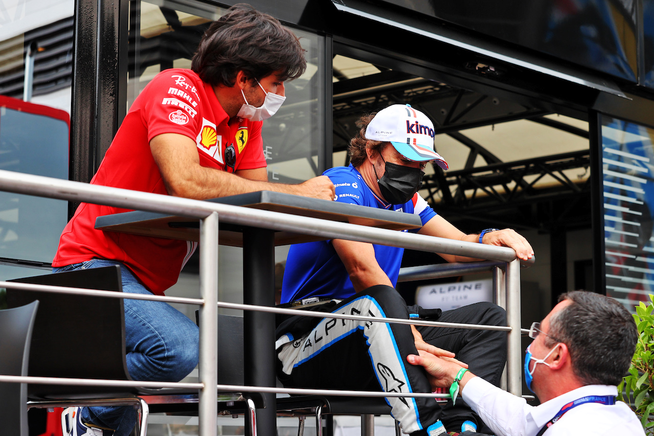 GP FRANCIA, (L to R): Carlos Sainz Jr (ESP) Ferrari with Fernando Alonso (ESP) Alpine F1 Team e Eric Boullier (FRA) French Grand Prix Managing Director.
17.06.2021. Formula 1 World Championship, Rd 7, French Grand Prix, Paul Ricard, France, Preparation Day.
- www.xpbimages.com, EMail: requests@xpbimages.com © Copyright: Moy / XPB Images