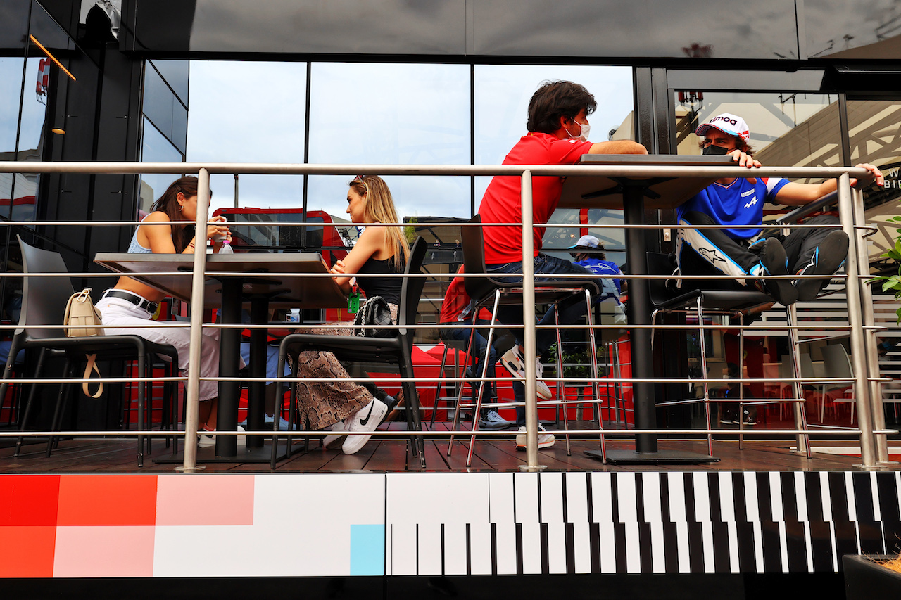 GP FRANCIA, (L to R): Carlos Sainz Jr (ESP) Ferrari with Fernando Alonso (ESP) Alpine F1 Team.
17.06.2021. Formula 1 World Championship, Rd 7, French Grand Prix, Paul Ricard, France, Preparation Day.
- www.xpbimages.com, EMail: requests@xpbimages.com © Copyright: Moy / XPB Images