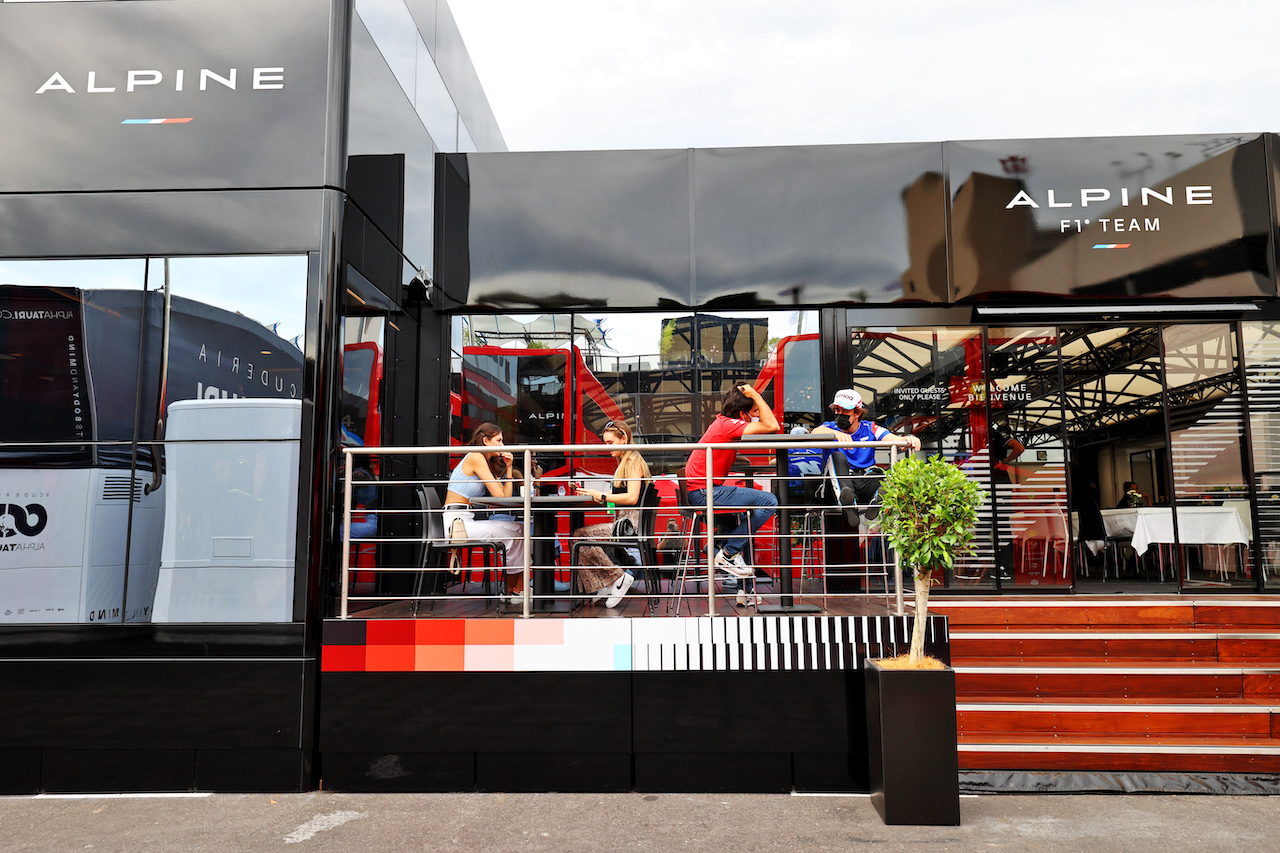 GP FRANCIA, (L to R): Carlos Sainz Jr (ESP) Ferrari with Fernando Alonso (ESP) Alpine F1 Team.
17.06.2021. Formula 1 World Championship, Rd 7, French Grand Prix, Paul Ricard, France, Preparation Day.
- www.xpbimages.com, EMail: requests@xpbimages.com © Copyright: Moy / XPB Images