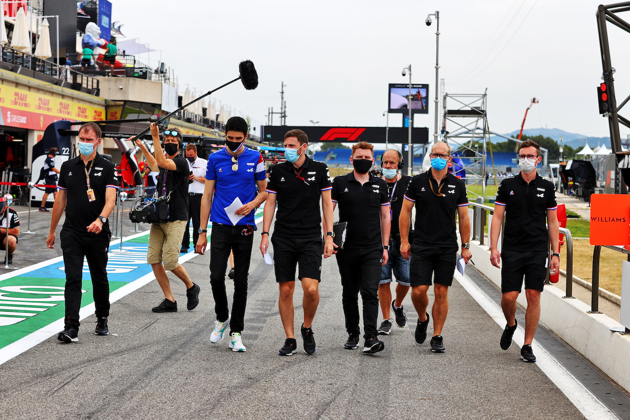 GP FRANCIA, Esteban Ocon (FRA) Alpine F1 Team walks the circuit with the team.
17.06.2021. Formula 1 World Championship, Rd 7, French Grand Prix, Paul Ricard, France, Preparation Day.
- www.xpbimages.com, EMail: requests@xpbimages.com © Copyright: Moy / XPB Images