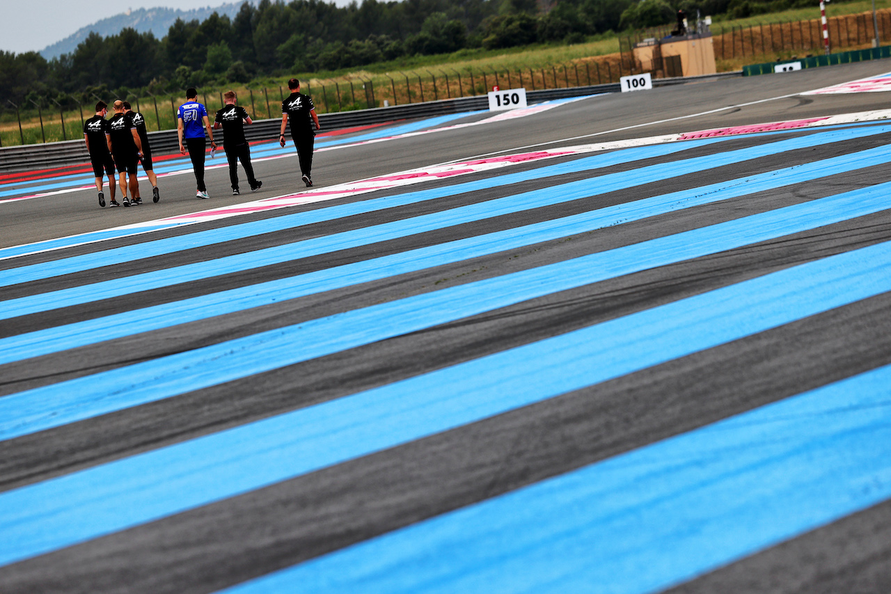 GP FRANCIA, Esteban Ocon (FRA) Alpine F1 Team walks the circuit with the team.
17.06.2021. Formula 1 World Championship, Rd 7, French Grand Prix, Paul Ricard, France, Preparation Day.
- www.xpbimages.com, EMail: requests@xpbimages.com © Copyright: Moy / XPB Images