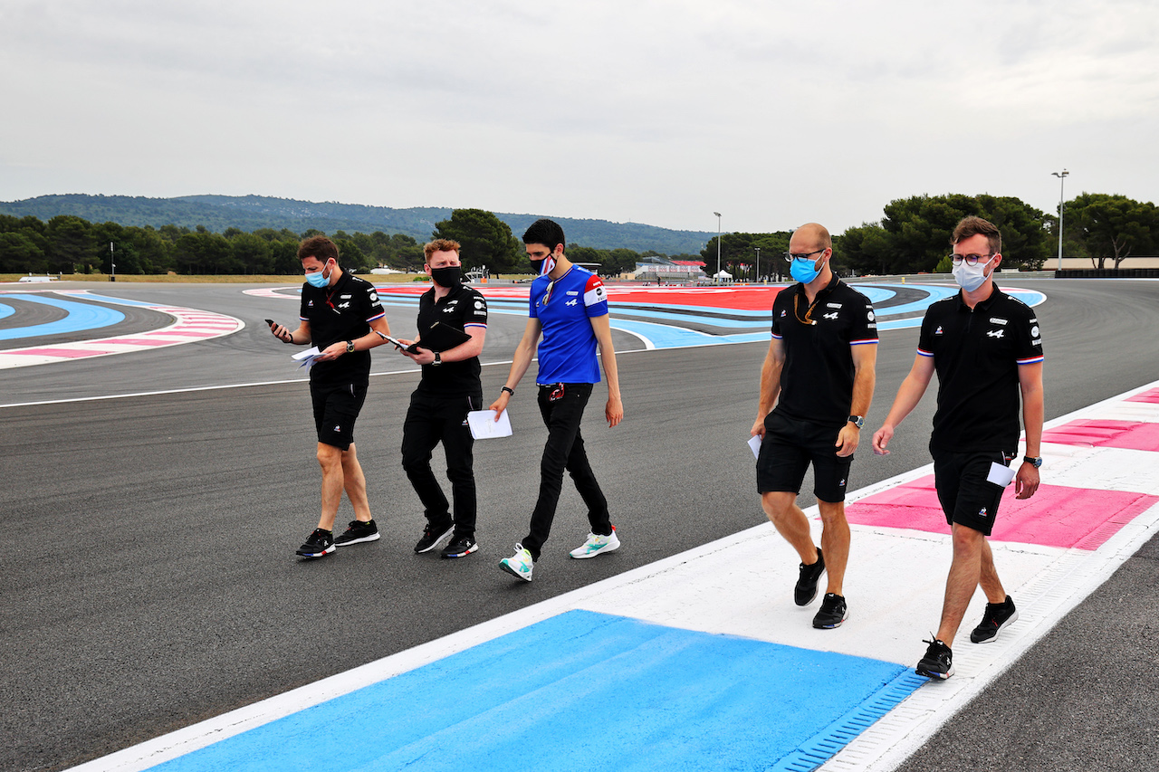 GP FRANCIA, Esteban Ocon (FRA) Alpine F1 Team walks the circuit with the team.
17.06.2021. Formula 1 World Championship, Rd 7, French Grand Prix, Paul Ricard, France, Preparation Day.
- www.xpbimages.com, EMail: requests@xpbimages.com © Copyright: Moy / XPB Images