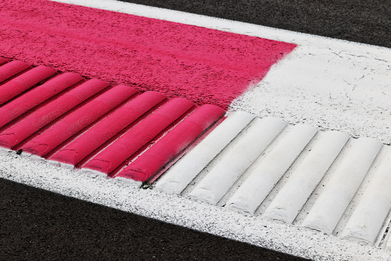 GP FRANCIA, Circuit Atmosfera - kerb detail.
17.06.2021. Formula 1 World Championship, Rd 7, French Grand Prix, Paul Ricard, France, Preparation Day.
- www.xpbimages.com, EMail: requests@xpbimages.com © Copyright: Moy / XPB Images