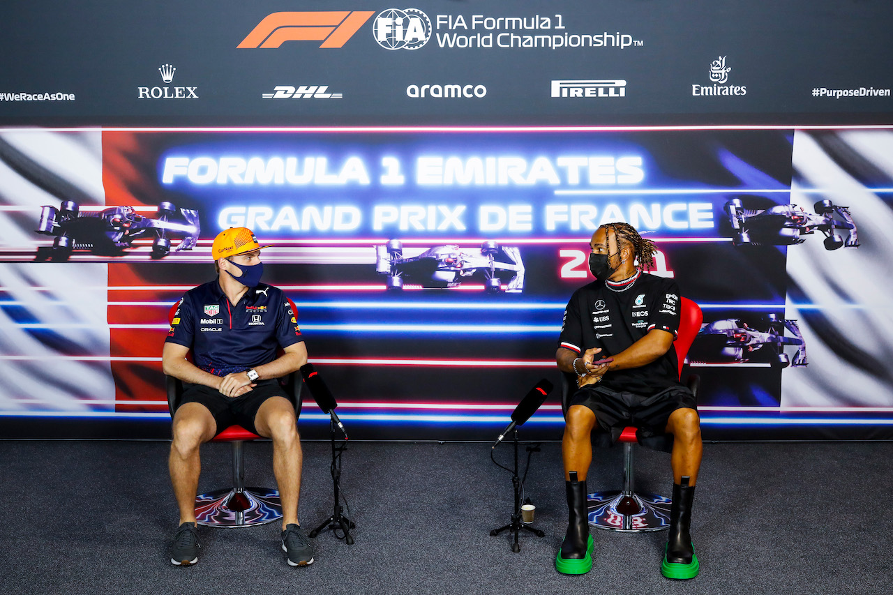 GP FRANCIA, (L to R): Max Verstappen (NLD) Red Bull Racing with Lewis Hamilton (GBR) Mercedes AMG F1 in the FIA Press Conference.
17.06.2021. Formula 1 World Championship, Rd 7, French Grand Prix, Paul Ricard, France, Preparation Day.
- www.xpbimages.com, EMail: requests@xpbimages.com © Copyright: FIA Pool Image for Editorial Use Only