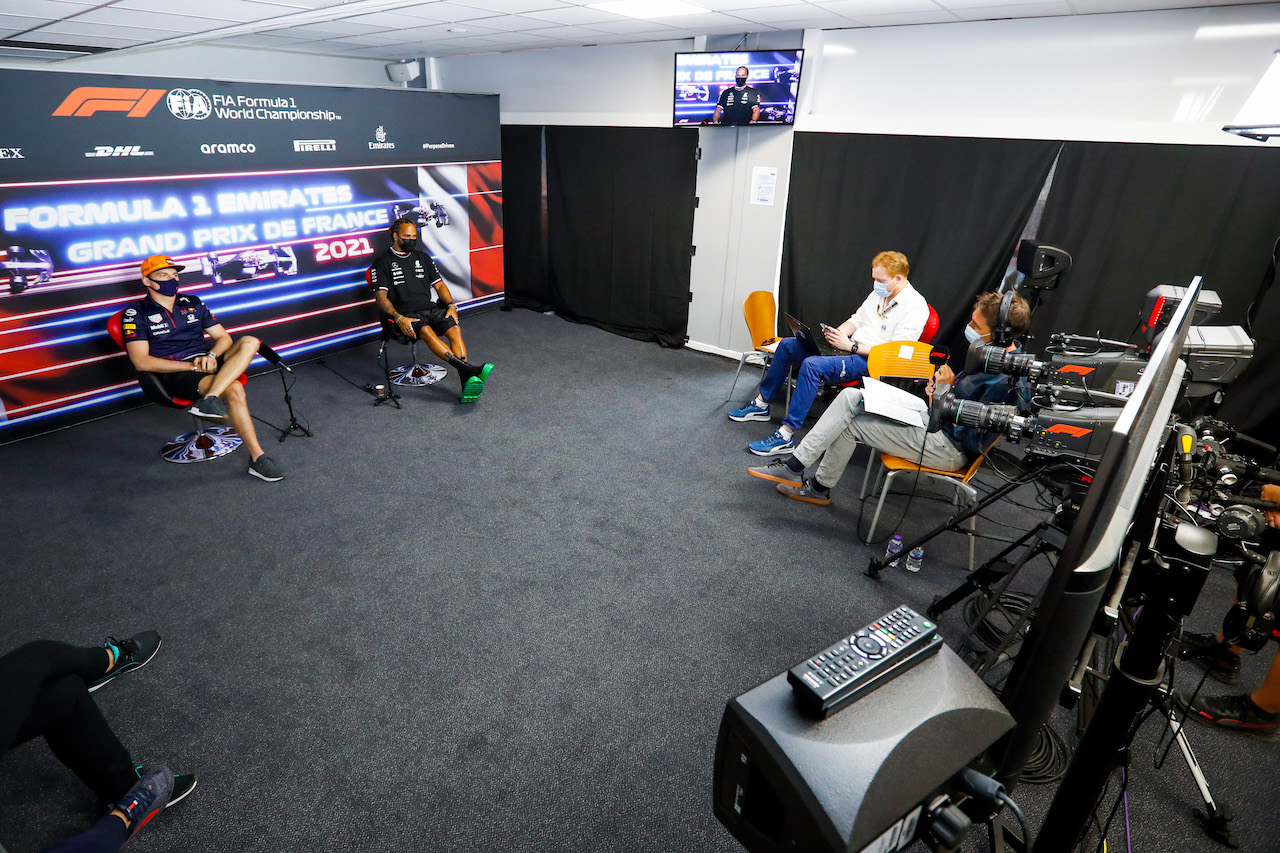 GP FRANCIA, (L to R): Max Verstappen (NLD) Red Bull Racing with Lewis Hamilton (GBR) Mercedes AMG F1 in the FIA Press Conference.
17.06.2021. Formula 1 World Championship, Rd 7, French Grand Prix, Paul Ricard, France, Preparation Day.
- www.xpbimages.com, EMail: requests@xpbimages.com © Copyright: FIA Pool Image for Editorial Use Only