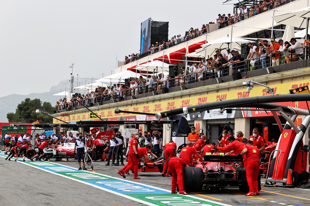 GP FRANCIA, Charles Leclerc (MON) Ferrari SF-21 in the pits.
19.06.2021. Formula 1 World Championship, Rd 7, French Grand Prix, Paul Ricard, France, Qualifiche Day.
- www.xpbimages.com, EMail: requests@xpbimages.com © Copyright: Moy / XPB Images