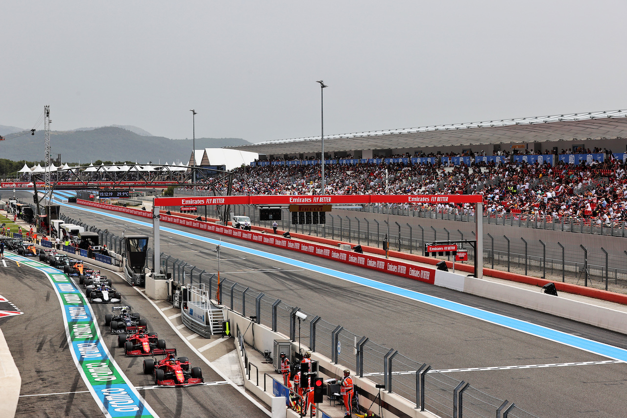 GP FRANCIA, Charles Leclerc (MON) Ferrari SF-21 at the head of the queue at the pit lane exit.
19.06.2021. Formula 1 World Championship, Rd 7, French Grand Prix, Paul Ricard, France, Qualifiche Day.
- www.xpbimages.com, EMail: requests@xpbimages.com © Copyright: Batchelor / XPB Images