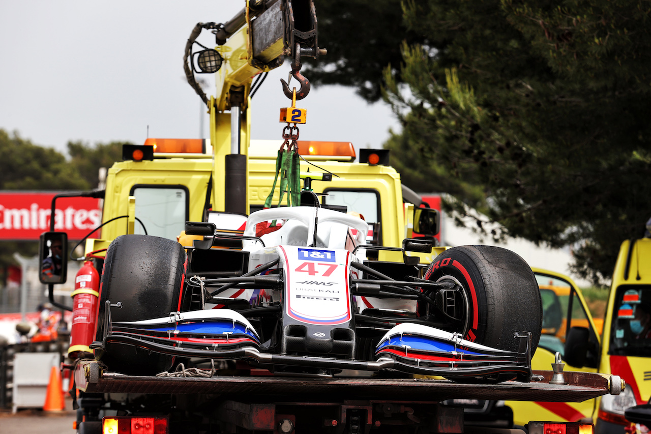 GP FRANCIA, The Haas VF-21 of Mick Schumacher (GER) Haas F1 Team is recovered back to the pits on the back of a truck after he crashed in qualifying.
19.06.2021. Formula 1 World Championship, Rd 7, French Grand Prix, Paul Ricard, France, Qualifiche Day.
- www.xpbimages.com, EMail: requests@xpbimages.com © Copyright: Charniaux / XPB Images