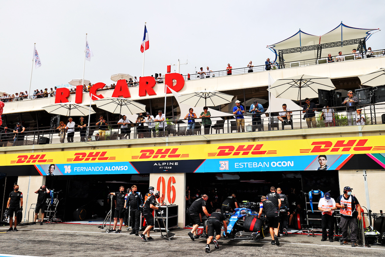 GP FRANCIA, Esteban Ocon (FRA) Alpine F1 Team A521 in the pits.
19.06.2021. Formula 1 World Championship, Rd 7, French Grand Prix, Paul Ricard, France, Qualifiche Day.
- www.xpbimages.com, EMail: requests@xpbimages.com © Copyright: Moy / XPB Images