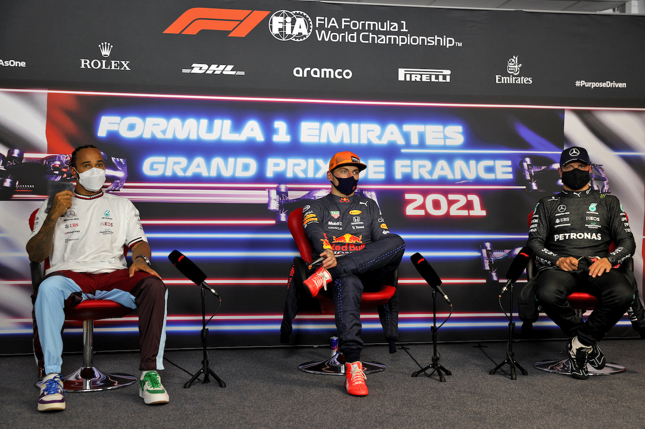GP FRANCIA, (L to R): Lewis Hamilton (GBR) Mercedes AMG F1; Max Verstappen (NLD) Red Bull Racing; e Valtteri Bottas (FIN) Mercedes AMG F1 in the post qualifying FIA Press Conference.
19.06.2021. Formula 1 World Championship, Rd 7, French Grand Prix, Paul Ricard, France, Qualifiche Day.
- www.xpbimages.com, EMail: requests@xpbimages.com © Copyright: Batchelor / XPB Images