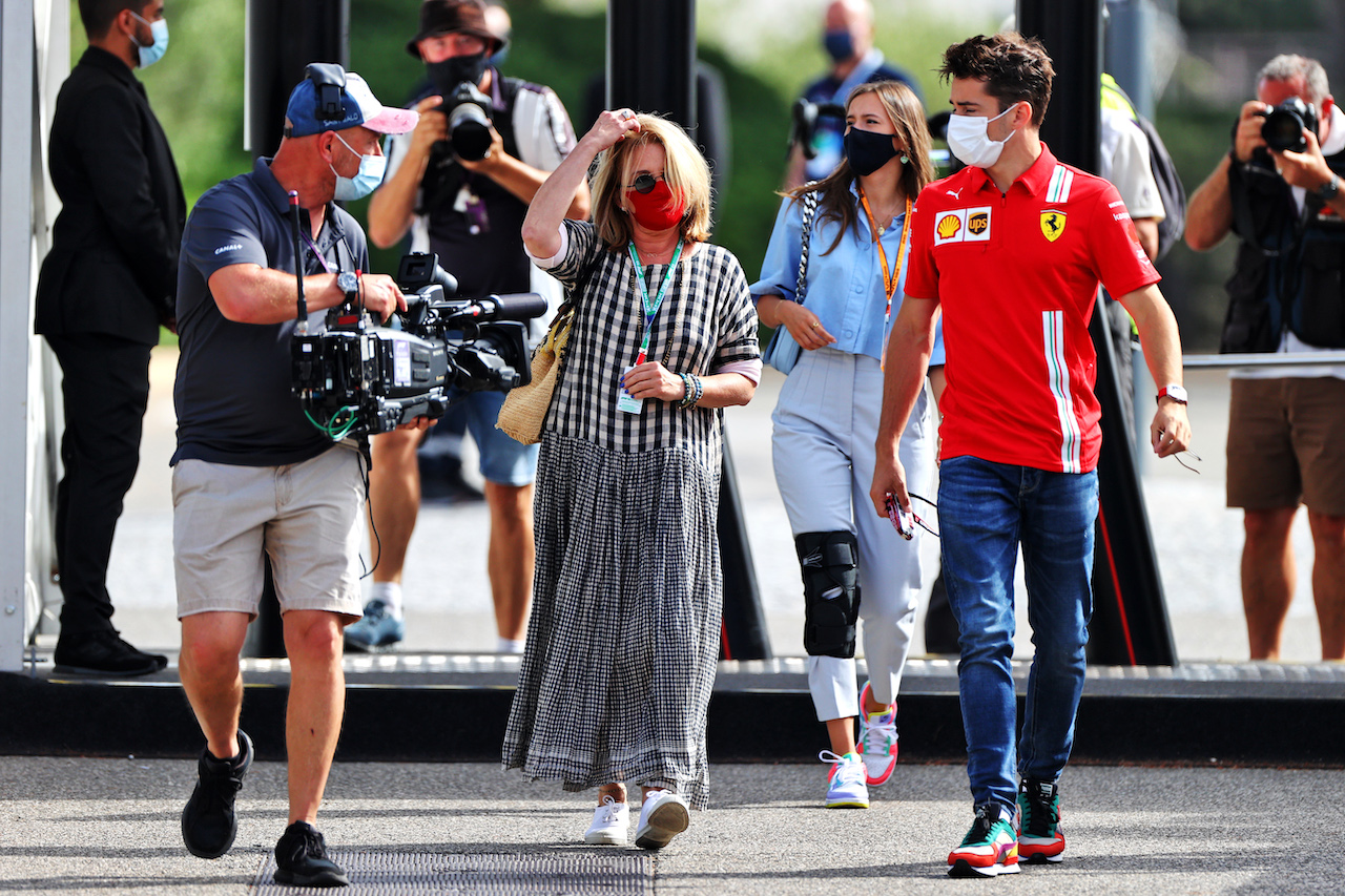 GP FRANCIA, Charles Leclerc (MON) Ferrari with his mother Pascale Leclerc.
19.06.2021. Formula 1 World Championship, Rd 7, French Grand Prix, Paul Ricard, France, Qualifiche Day.
- www.xpbimages.com, EMail: requests@xpbimages.com © Copyright: Moy / XPB Images