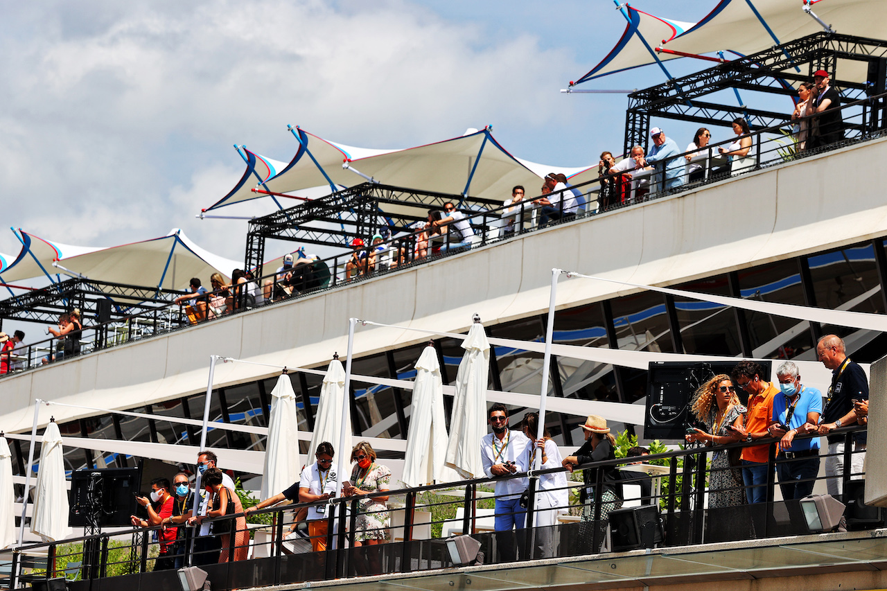 GP FRANCIA, Circuit Atmosfera - Paddock Club guests.
18.06.2021. Formula 1 World Championship, Rd 7, French Grand Prix, Paul Ricard, France, Practice Day.
- www.xpbimages.com, EMail: requests@xpbimages.com © Copyright: Moy / XPB Images