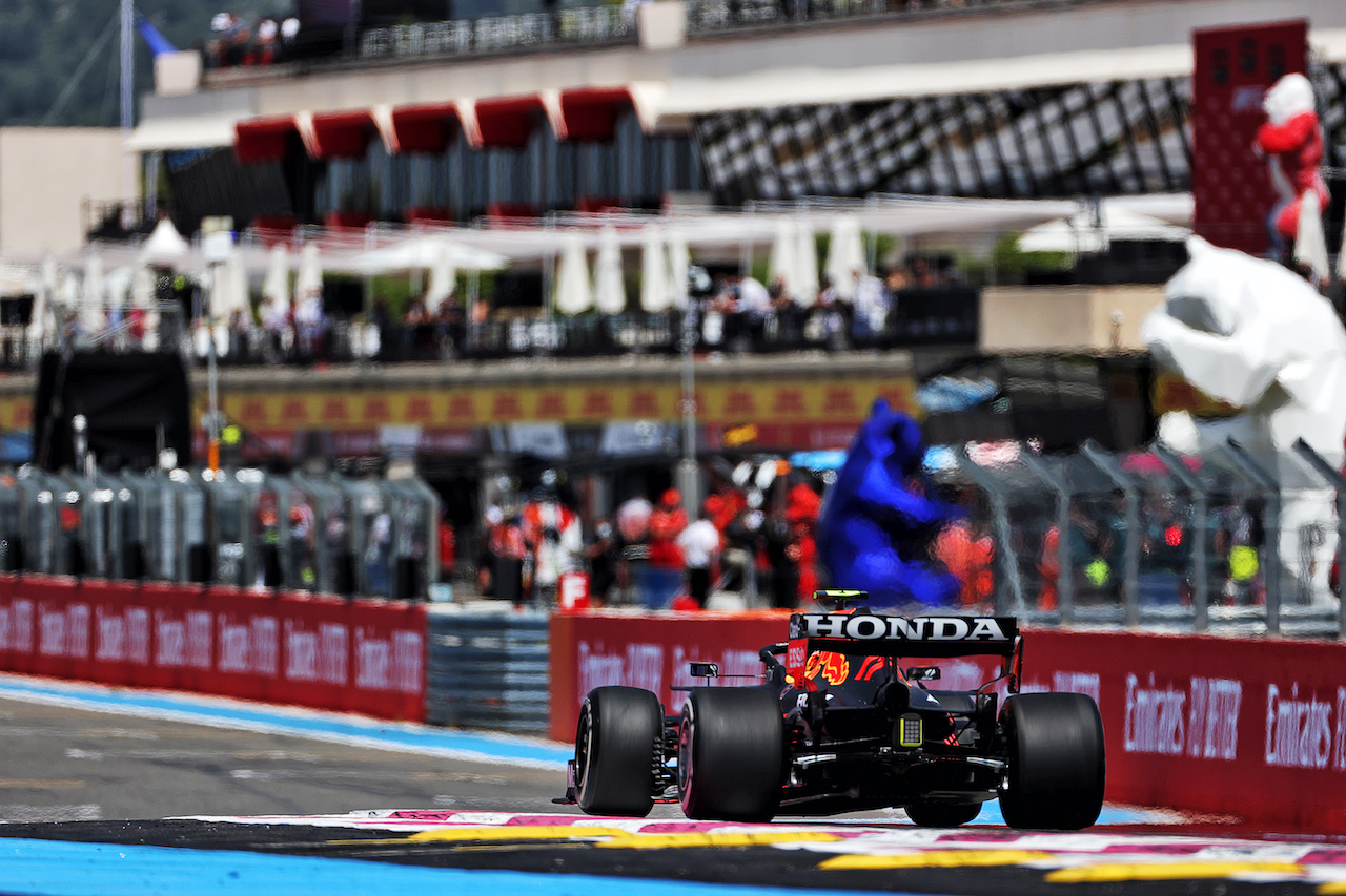 GP FRANCIA, Sergio Perez (MEX) Red Bull Racing RB16B.
18.06.2021. Formula 1 World Championship, Rd 7, French Grand Prix, Paul Ricard, France, Practice Day.
- www.xpbimages.com, EMail: requests@xpbimages.com © Copyright: Charniaux / XPB Images