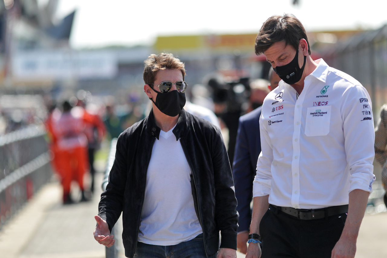 GP GRAN BRETAGNA, (L to R): Tom Cruise (USA) Actor, with Toto Wolff (GER) Mercedes AMG F1 Shareholder e Executive Director.
18.07.2021. Formula 1 World Championship, Rd 10, British Grand Prix, Silverstone, England, Gara Day.
- www.xpbimages.com, EMail: requests@xpbimages.com © Copyright: Staley / XPB Images