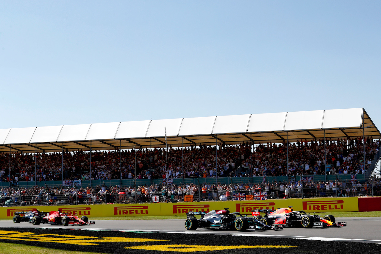 GP GRAN BRETAGNA, Max Verstappen (NLD) Red Bull Racing RB16B e Lewis Hamilton (GBR) Mercedes AMG F1 W12 battle for the lead at the partenza of the race.
18.07.2021. Formula 1 World Championship, Rd 10, British Grand Prix, Silverstone, England, Gara Day.
- www.xpbimages.com, EMail: requests@xpbimages.com © Copyright: Staley / XPB Images