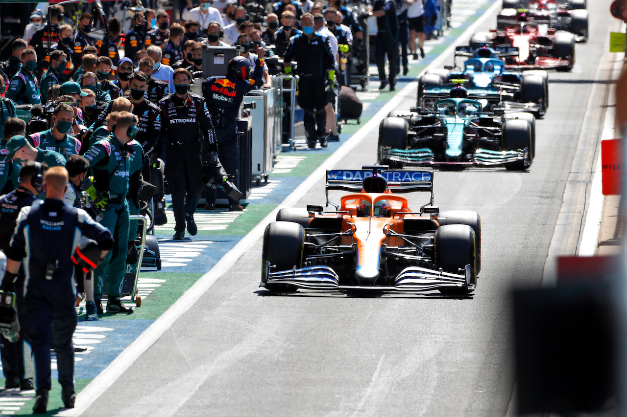 GP GRAN BRETAGNA, Daniel Ricciardo (AUS) McLaren MCL35M while the race is stopped.
18.07.2021. Formula 1 World Championship, Rd 10, British Grand Prix, Silverstone, England, Gara Day.
- www.xpbimages.com, EMail: requests@xpbimages.com © Copyright: Staley / XPB Images