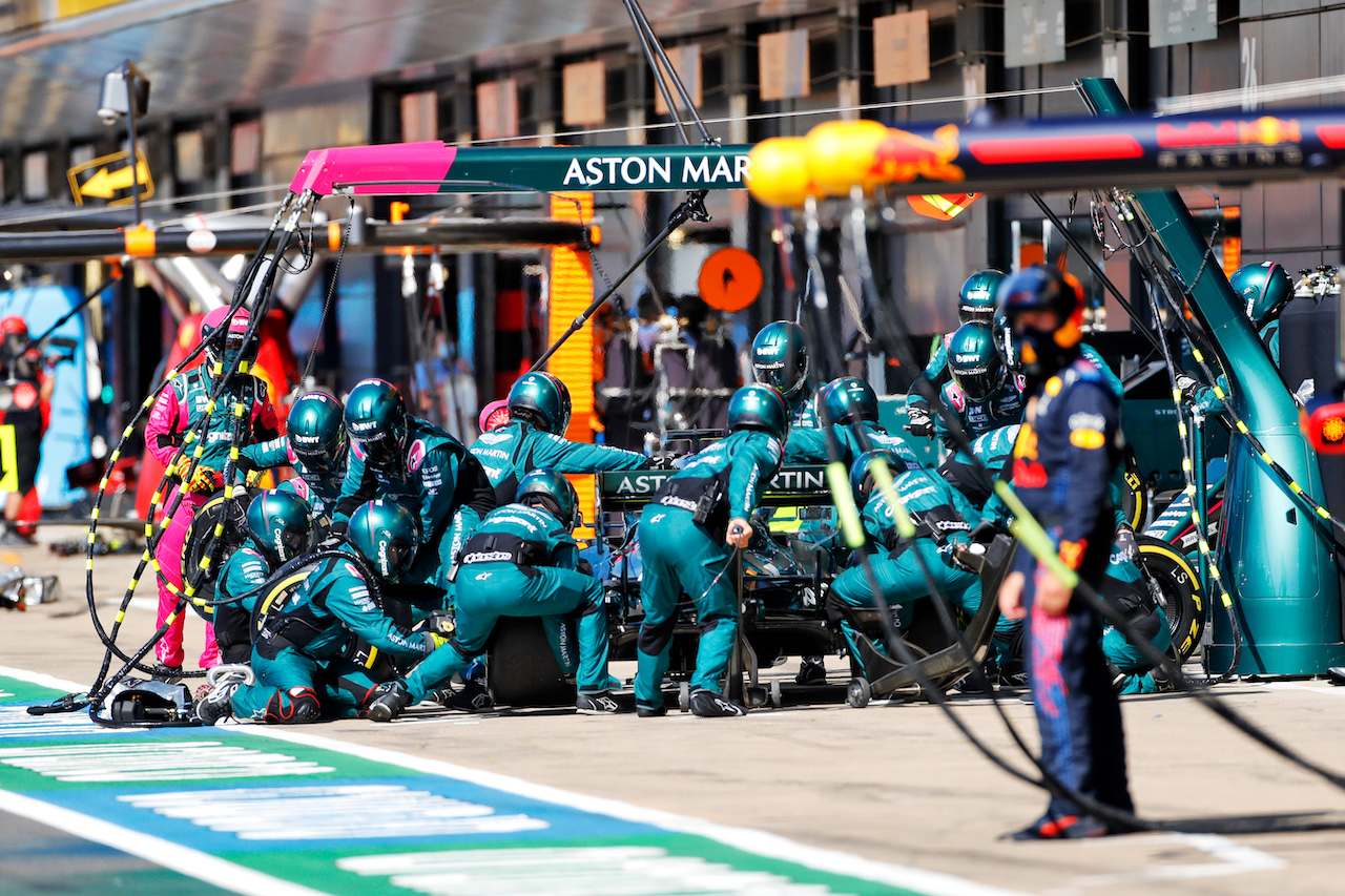 GP GRAN BRETAGNA, Lance Stroll (CDN) Aston Martin F1 Team AMR21 makes a pit stop.
18.07.2021. Formula 1 World Championship, Rd 10, British Grand Prix, Silverstone, England, Gara Day.
- www.xpbimages.com, EMail: requests@xpbimages.com © Copyright: Staley / XPB Images
