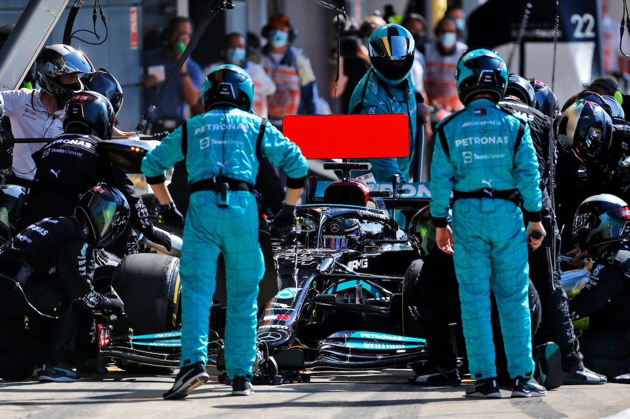 GP GRAN BRETAGNA, Lewis Hamilton (GBR) Mercedes AMG F1 W12 makes a pit stop.
18.07.2021. Formula 1 World Championship, Rd 10, British Grand Prix, Silverstone, England, Gara Day.
- www.xpbimages.com, EMail: requests@xpbimages.com © Copyright: Staley / XPB Images