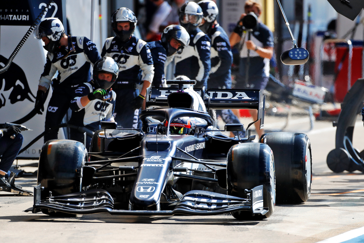 GP GRAN BRETAGNA, Yuki Tsunoda (JPN) AlphaTauri AT02 makes a pit stop.
18.07.2021. Formula 1 World Championship, Rd 10, British Grand Prix, Silverstone, England, Gara Day.
- www.xpbimages.com, EMail: requests@xpbimages.com © Copyright: Staley / XPB Images