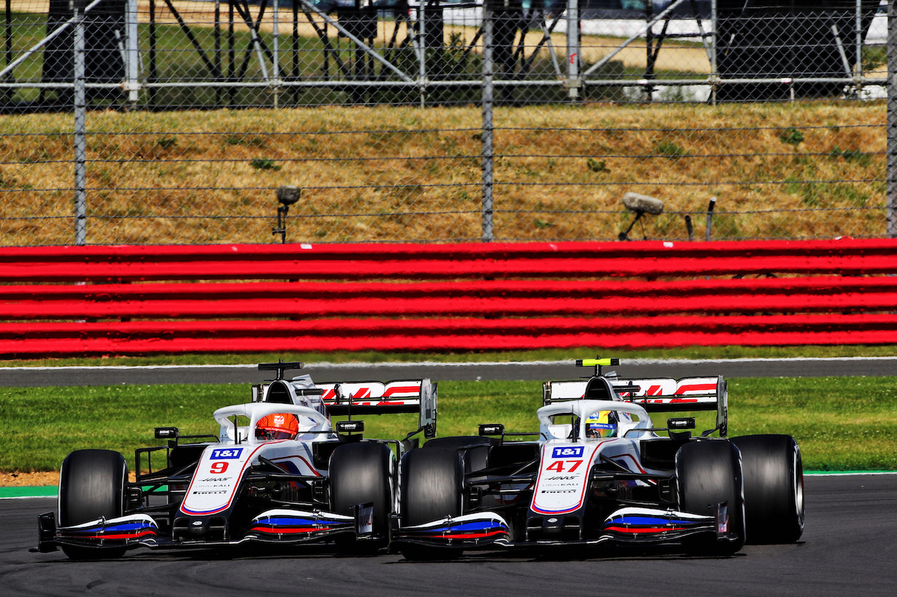 GP GRAN BRETAGNA, Nikita Mazepin (RUS) Haas F1 Team VF-21 e team mate Mick Schumacher (GER) Haas VF-21 battle for position.
18.07.2021. Formula 1 World Championship, Rd 10, British Grand Prix, Silverstone, England, Gara Day.
 - www.xpbimages.com, EMail: requests@xpbimages.com © Copyright: Davenport / XPB Images