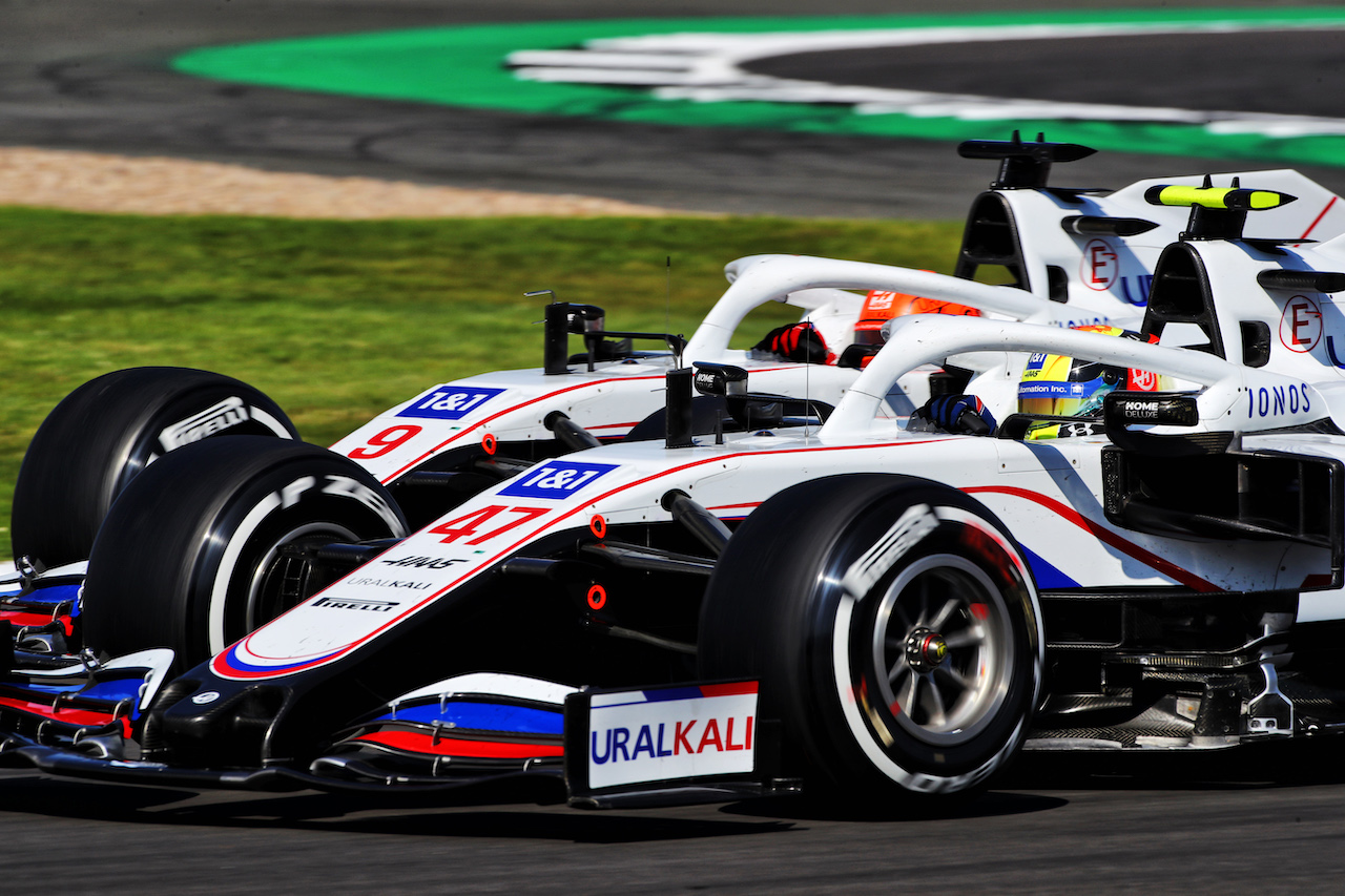 GP GRAN BRETAGNA, Nikita Mazepin (RUS) Haas F1 Team VF-21 e team mate Mick Schumacher (GER) Haas VF-21 battle for position.
18.07.2021. Formula 1 World Championship, Rd 10, British Grand Prix, Silverstone, England, Gara Day.
 - www.xpbimages.com, EMail: requests@xpbimages.com © Copyright: Davenport / XPB Images