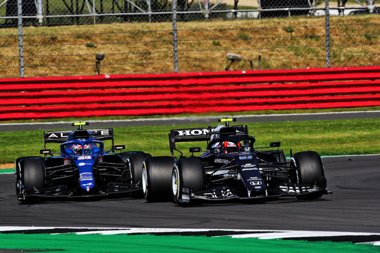 GP GRAN BRETAGNA, Esteban Ocon (FRA) Alpine F1 Team A521 e Pierre Gasly (FRA) AlphaTauri AT02 battle for position.
18.07.2021. Formula 1 World Championship, Rd 10, British Grand Prix, Silverstone, England, Gara Day.
 - www.xpbimages.com, EMail: requests@xpbimages.com © Copyright: Davenport / XPB Images