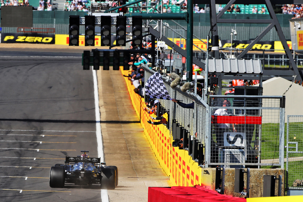 GP GRAN BRETAGNA, Gara winner Lewis Hamilton (GBR) Mercedes AMG F1 W12 takes the chequered flag at the end of the race.
18.07.2021. Formula 1 World Championship, Rd 10, British Grand Prix, Silverstone, England, Gara Day.
 - www.xpbimages.com, EMail: requests@xpbimages.com © Copyright: Davenport / XPB Images