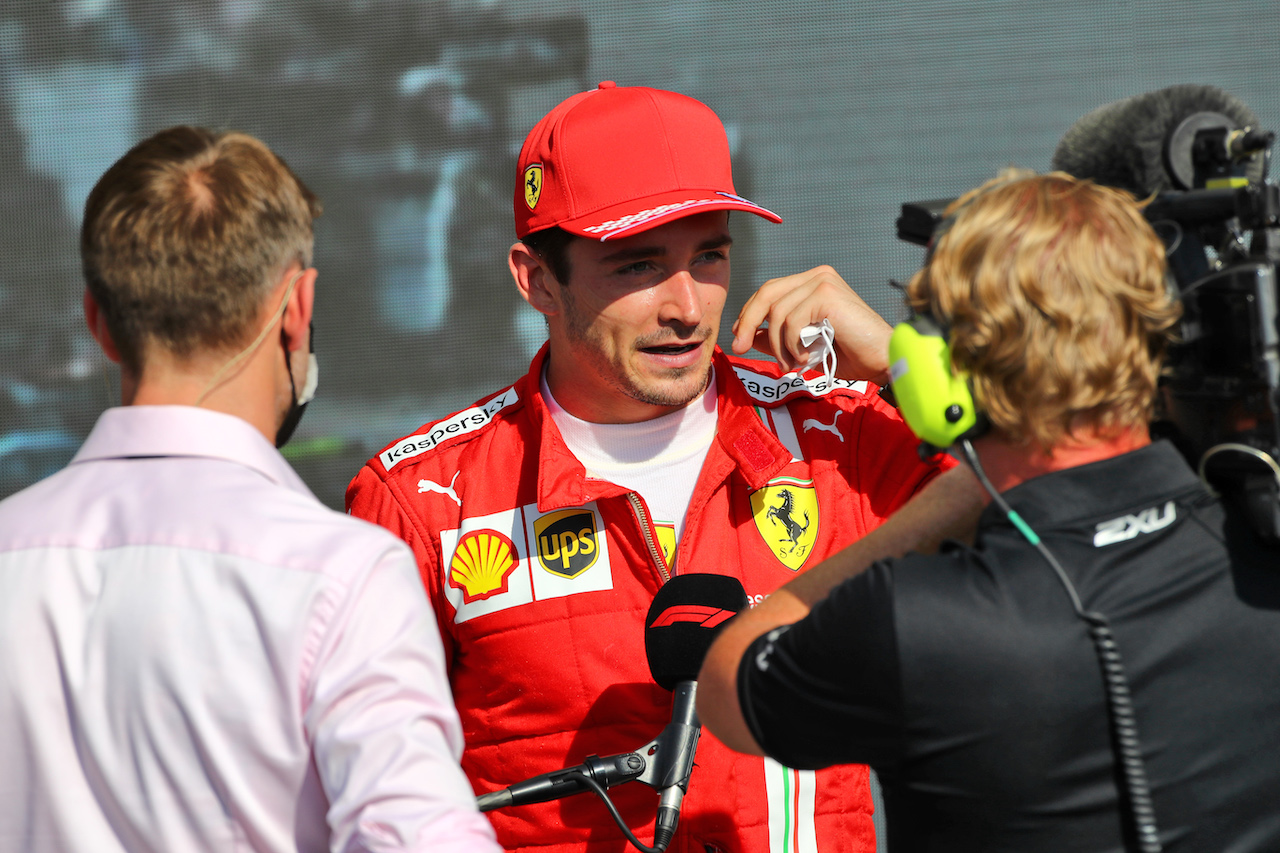 GP GRAN BRETAGNA, Charles Leclerc (MON) Ferrari with Jenson Button (GBR) Sky Sports F1 Presenter / Williams Racing Senior Advisor in parc ferme.
18.07.2021. Formula 1 World Championship, Rd 10, British Grand Prix, Silverstone, England, Gara Day.
 - www.xpbimages.com, EMail: requests@xpbimages.com © Copyright: Davenport / XPB Images