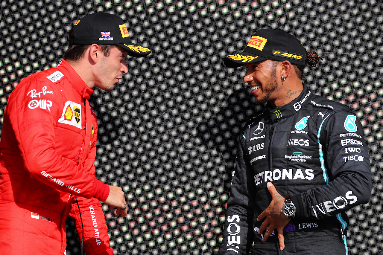 GP GRAN BRETAGNA, (L to R): Charles Leclerc (MON) Ferrari with vincitore Lewis Hamilton (GBR) Mercedes AMG F1 on the podium.
18.07.2021. Formula 1 World Championship, Rd 10, British Grand Prix, Silverstone, England, Gara Day.
 - www.xpbimages.com, EMail: requests@xpbimages.com © Copyright: Davenport / XPB Images