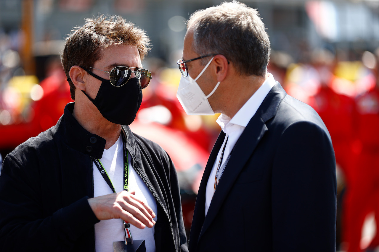 GP GRAN BRETAGNA, (L to R): Tom Cruise (GBR) Actor with Stefano Domenicali (ITA) Formula One President e CEO on the grid.
18.07.2021. Formula 1 World Championship, Rd 10, British Grand Prix, Silverstone, England, Gara Day.
- www.xpbimages.com, EMail: requests@xpbimages.com © Copyright: FIA Pool Image for Editorial Use Only