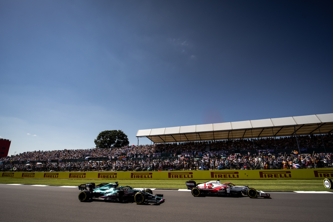 GP GRAN BRETAGNA, Kimi Raikkonen (FIN) Alfa Romeo Racing C41 e Lance Stroll (CDN) Aston Martin F1 Team AMR21 at the partenza of the race.
18.07.2021. Formula 1 World Championship, Rd 10, British Grand Prix, Silverstone, England, Gara Day.
- www.xpbimages.com, EMail: requests@xpbimages.com © Copyright: Bearne / XPB Images