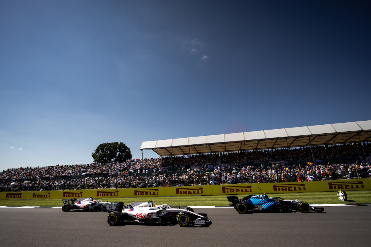 GP GRAN BRETAGNA, Nicholas Latifi (CDN) Williams Racing FW43B davanti a Mick Schumacher (GER) Haas VF-21 e Nikita Mazepin (RUS) Haas F1 Team VF-21 at the partenza of the race.
18.07.2021. Formula 1 World Championship, Rd 10, British Grand Prix, Silverstone, England, Gara Day.
- www.xpbimages.com, EMail: requests@xpbimages.com © Copyright: Bearne / XPB Images
