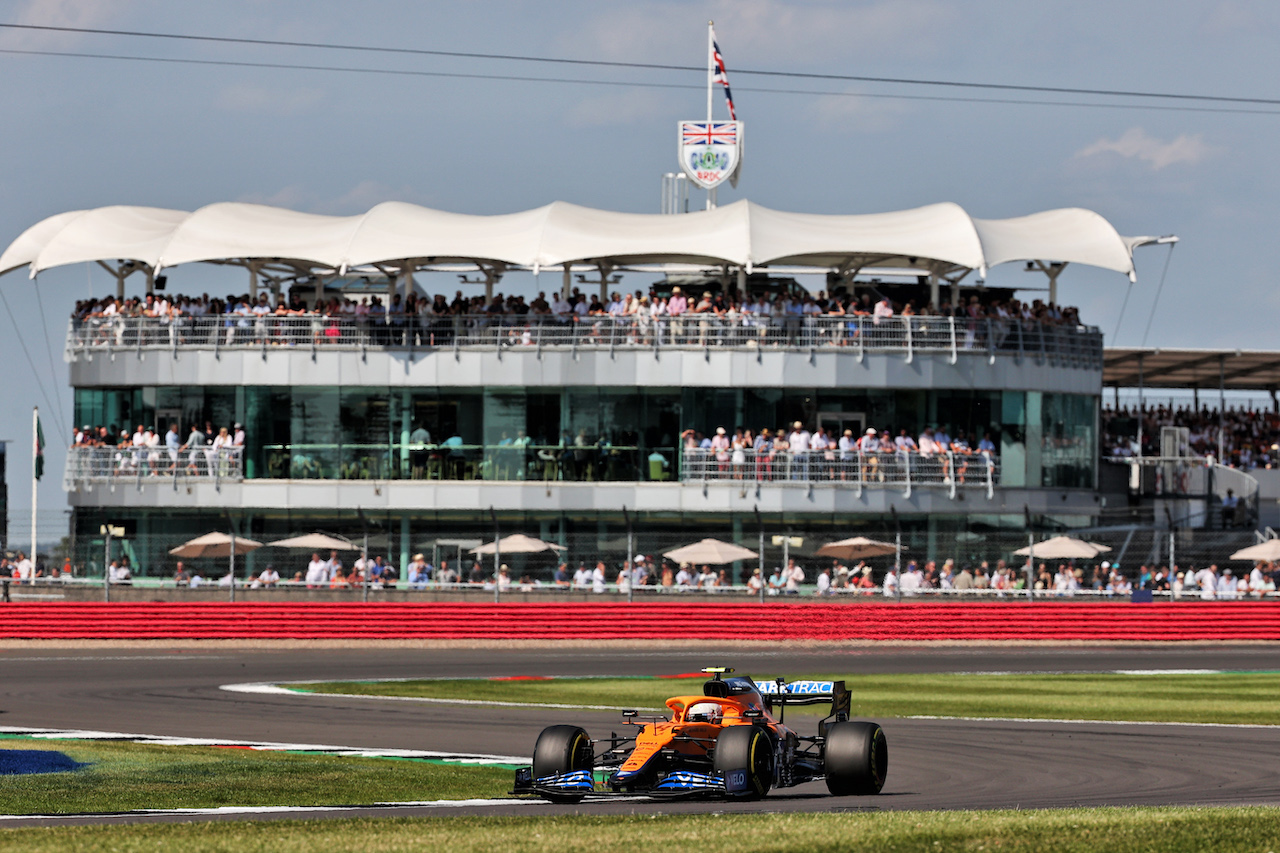 GP GRAN BRETAGNA, Lando Norris (GBR) McLaren MCL35M.
18.07.2021. Formula 1 World Championship, Rd 10, British Grand Prix, Silverstone, England, Gara Day.
- www.xpbimages.com, EMail: requests@xpbimages.com © Copyright: Batchelor / XPB Images