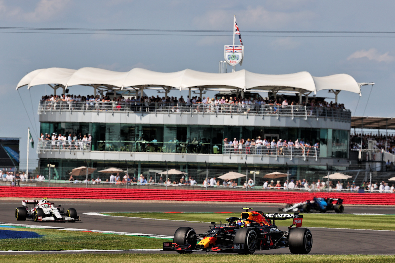 GP GRAN BRETAGNA, Sergio Perez (MEX) Red Bull Racing RB16B.
18.07.2021. Formula 1 World Championship, Rd 10, British Grand Prix, Silverstone, England, Gara Day.
- www.xpbimages.com, EMail: requests@xpbimages.com © Copyright: Batchelor / XPB Images