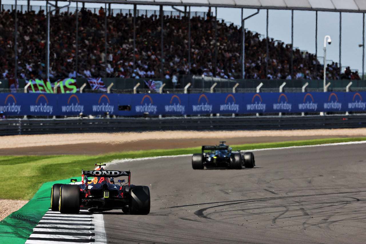 GP GRAN BRETAGNA, Sergio Perez (MEX) Red Bull Racing RB16B.
18.07.2021. Formula 1 World Championship, Rd 10, British Grand Prix, Silverstone, England, Gara Day.
- www.xpbimages.com, EMail: requests@xpbimages.com © Copyright: Batchelor / XPB Images