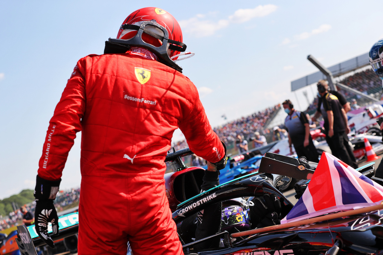 GP GRAN BRETAGNA, Second placed Charles Leclerc (MON) Ferrari congratulates vincitore Lewis Hamilton (GBR) Mercedes AMG F1 W12 in parc ferme.
18.07.2021. Formula 1 World Championship, Rd 10, British Grand Prix, Silverstone, England, Gara Day.
- www.xpbimages.com, EMail: requests@xpbimages.com © Copyright: Batchelor / XPB Images