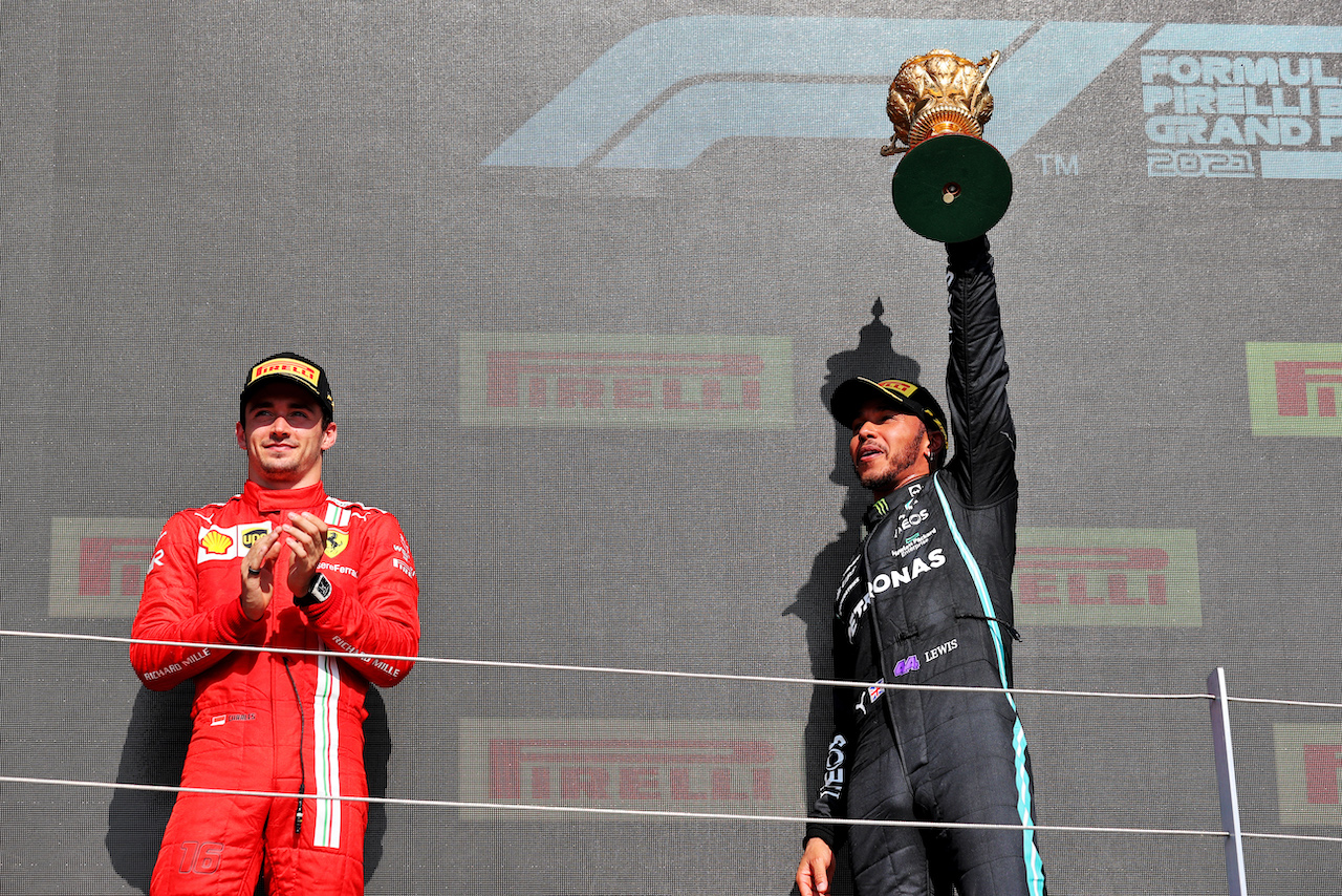 GP GRAN BRETAGNA, Gara winner Lewis Hamilton (GBR) Mercedes AMG F1 celebrates on the podium with second placed Charles Leclerc (MON) Ferrari (Left).
18.07.2021. Formula 1 World Championship, Rd 10, British Grand Prix, Silverstone, England, Gara Day.
- www.xpbimages.com, EMail: requests@xpbimages.com © Copyright: Batchelor / XPB Images