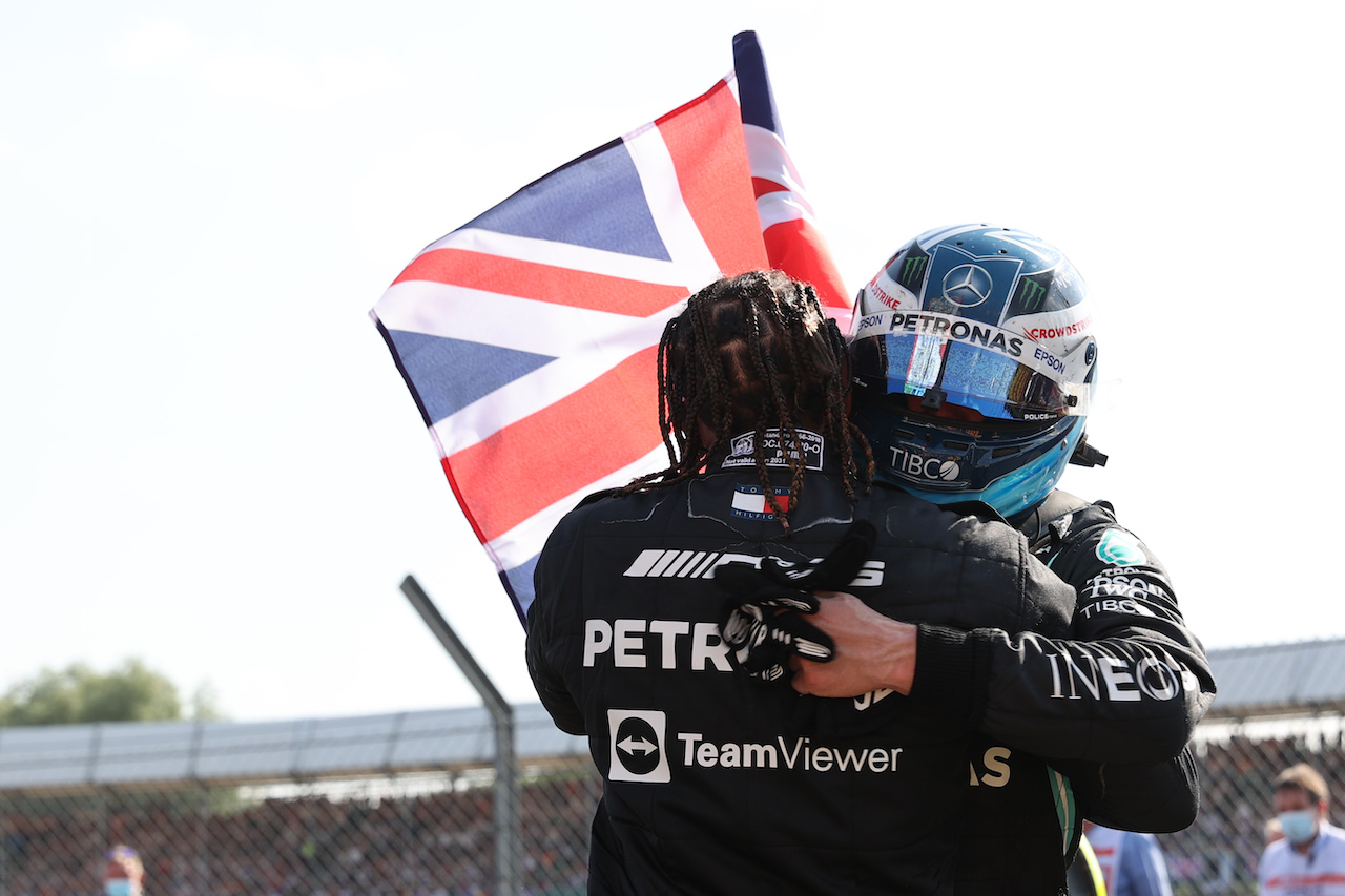 GP GRAN BRETAGNA, Lewis Hamilton (GBR) Mercedes AMG F1 W12 e Valtteri Bottas (FIN) Mercedes AMG F1.
18.07.2021. Formula 1 World Championship, Rd 10, British Grand Prix, Silverstone, England, Gara Day.
- www.xpbimages.com, EMail: requests@xpbimages.com ¬© Copyright: Batchelor / XPB Images