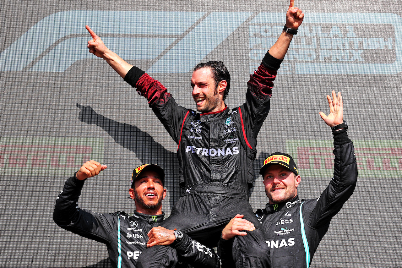 GP GRAN BRETAGNA, (L to R): Gara winner Lewis Hamilton (GBR) Mercedes AMG F1 celebrates on the podium with Valtteri Bottas (FIN) Mercedes AMG F1.
18.07.2021. Formula 1 World Championship, Rd 10, British Grand Prix, Silverstone, England, Gara Day.
- www.xpbimages.com, EMail: requests@xpbimages.com © Copyright: Batchelor / XPB Images