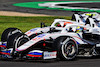 GP GRAN BRETAGNA, Nikita Mazepin (RUS) Haas F1 Team VF-21 e team mate Mick Schumacher (GER) Haas VF-21 battle for position.
18.07.2021. Formula 1 World Championship, Rd 10, British Grand Prix, Silverstone, England, Gara Day.
 - www.xpbimages.com, EMail: requests@xpbimages.com © Copyright: Davenport / XPB Images