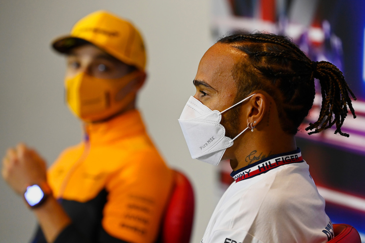GP GRAN BRETAGNA, Lewis Hamilton (GBR) Mercedes AMG F1 e Lando Norris (GBR) McLaren in the FIA Press Conference.
15.07.2021. Formula 1 World Championship, Rd 10, British Grand Prix, Silverstone, England, Preparation Day.
- www.xpbimages.com, EMail: requests@xpbimages.com © Copyright: FIA Pool Image for Editorial Use Only