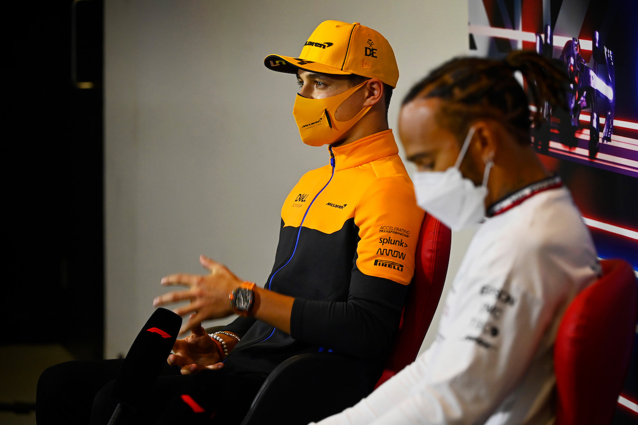 GP GRAN BRETAGNA, Lando Norris (GBR) McLaren e Lewis Hamilton (GBR) Mercedes AMG F1 in the FIA Press Conference.
15.07.2021. Formula 1 World Championship, Rd 10, British Grand Prix, Silverstone, England, Preparation Day.
- www.xpbimages.com, EMail: requests@xpbimages.com © Copyright: FIA Pool Image for Editorial Use Only