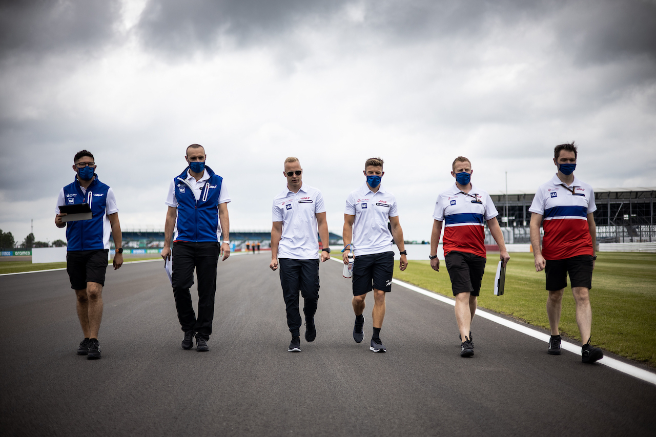 GP GRAN BRETAGNA, Nikita Mazepin (RUS) Haas F1 Team walks the circuit with the team.
15.07.2021. Formula 1 World Championship, Rd 10, British Grand Prix, Silverstone, England, Preparation Day.
- www.xpbimages.com, EMail: requests@xpbimages.com © Copyright: Bearne / XPB Images