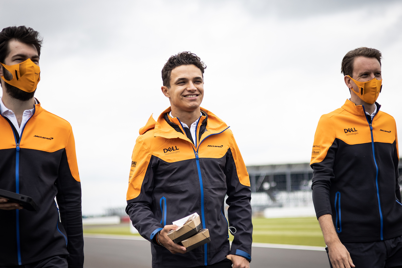 GP GRAN BRETAGNA, Lando Norris (GBR) McLaren walks the circuit with the team.
15.07.2021. Formula 1 World Championship, Rd 10, British Grand Prix, Silverstone, England, Preparation Day.
- www.xpbimages.com, EMail: requests@xpbimages.com © Copyright: Bearne / XPB Images