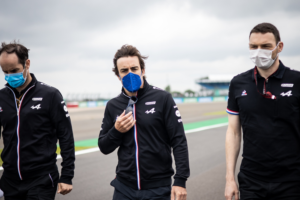 GP GRAN BRETAGNA, Fernando Alonso (ESP) Alpine F1 Team walks the circuit with the team.
15.07.2021. Formula 1 World Championship, Rd 10, British Grand Prix, Silverstone, England, Preparation Day.
- www.xpbimages.com, EMail: requests@xpbimages.com © Copyright: Bearne / XPB Images