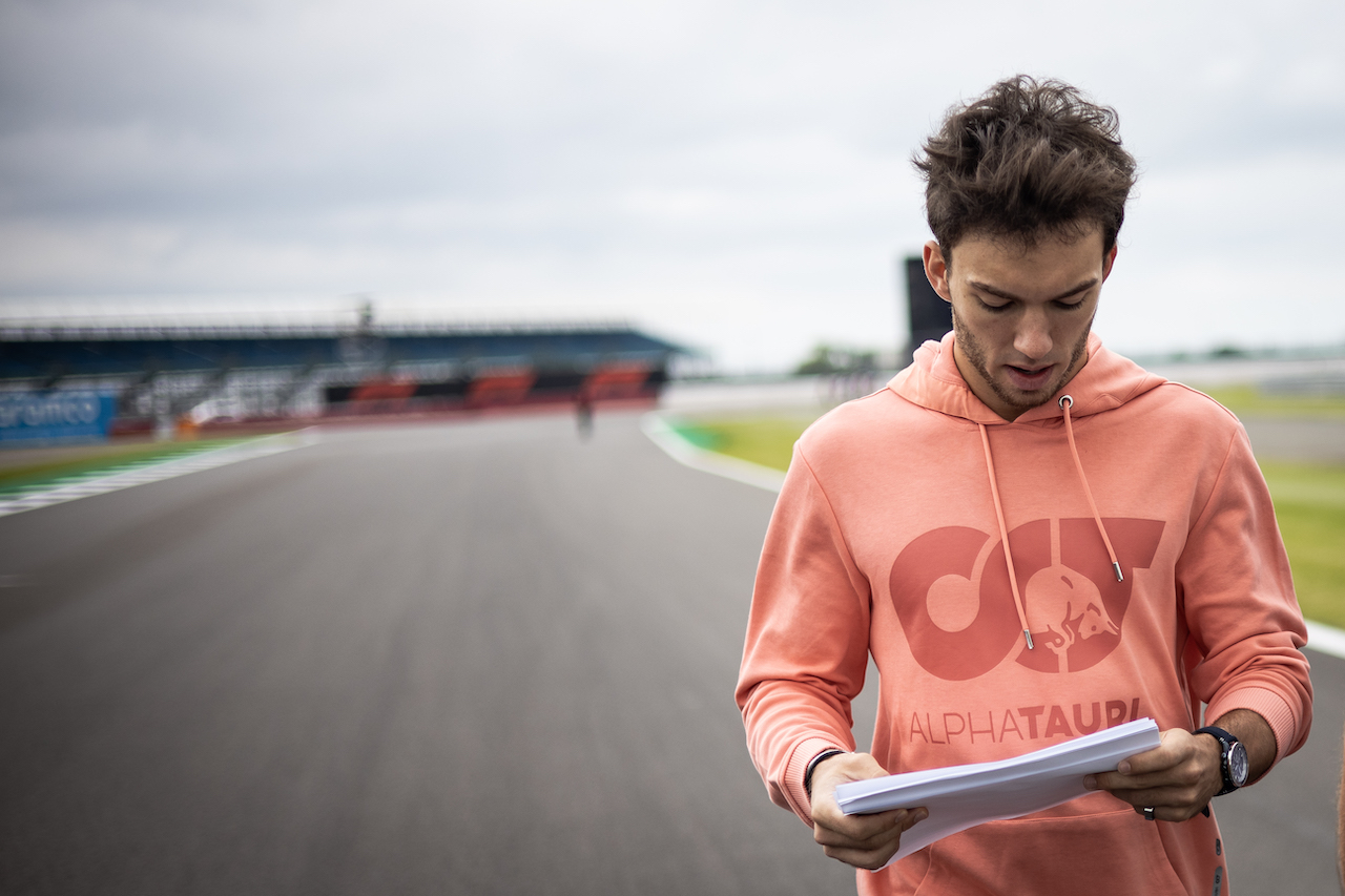 GP GRAN BRETAGNA, Pierre Gasly (FRA) AlphaTauri walks the circuit with the team.
15.07.2021. Formula 1 World Championship, Rd 10, British Grand Prix, Silverstone, England, Preparation Day.
- www.xpbimages.com, EMail: requests@xpbimages.com © Copyright: Bearne / XPB Images