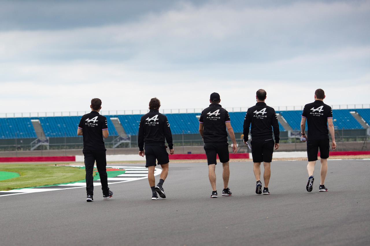 GP GRAN BRETAGNA, Fernando Alonso (ESP) Alpine F1 Team walks the circuit with the team.
15.07.2021. Formula 1 World Championship, Rd 10, British Grand Prix, Silverstone, England, Preparation Day.
- www.xpbimages.com, EMail: requests@xpbimages.com © Copyright: Staley / XPB Images