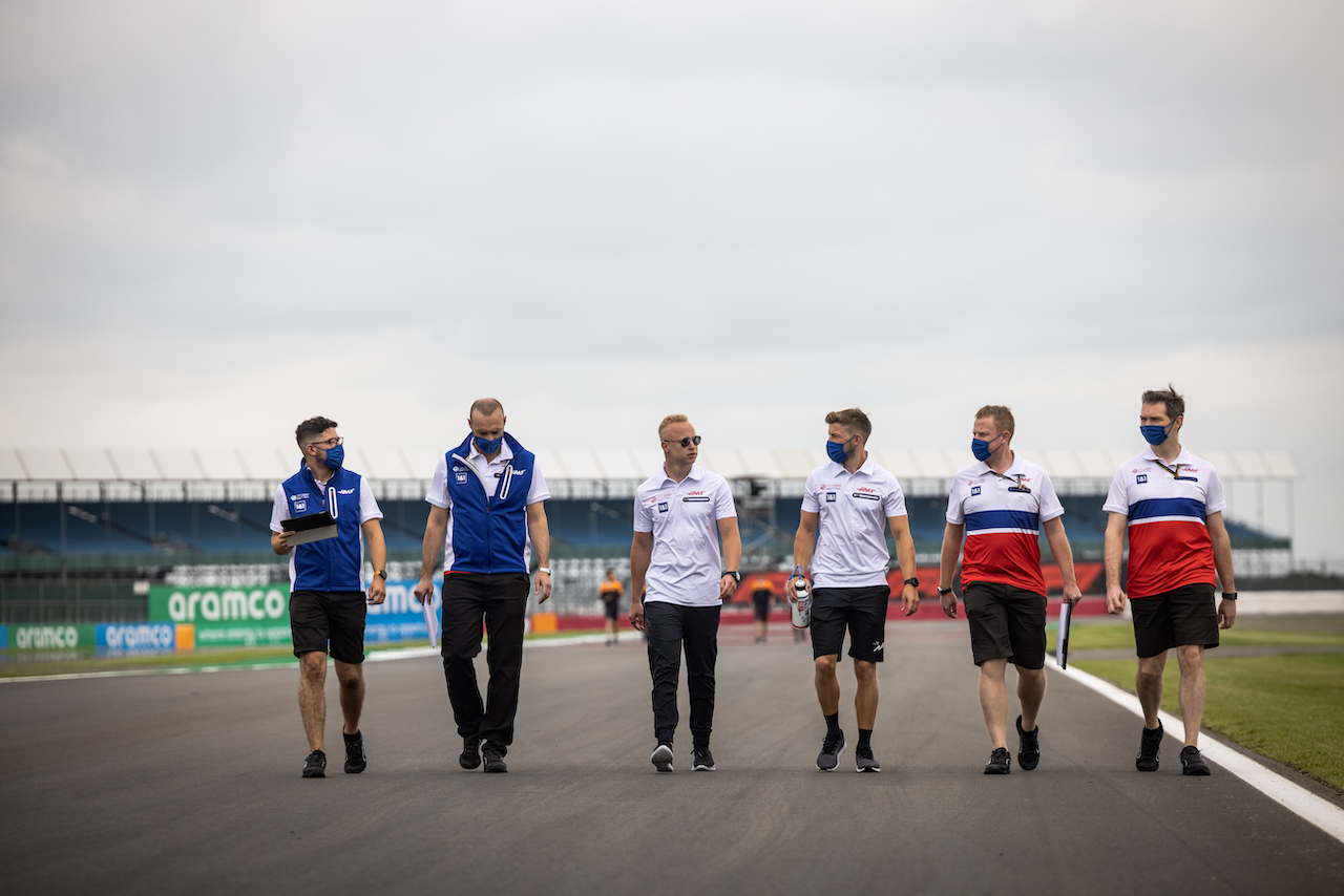 GP GRAN BRETAGNA, Nikita Mazepin (RUS) Haas F1 Team walks the circuit with the team.
15.07.2021. Formula 1 World Championship, Rd 10, British Grand Prix, Silverstone, England, Preparation Day.
- www.xpbimages.com, EMail: requests@xpbimages.com © Copyright: Bearne / XPB Images