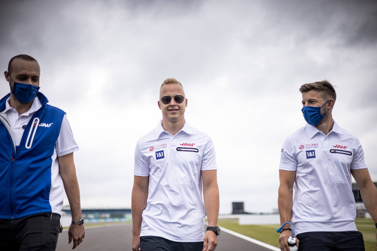 GP GRAN BRETAGNA, Nikita Mazepin (RUS) Haas F1 Team walks the circuit with the team.
15.07.2021. Formula 1 World Championship, Rd 10, British Grand Prix, Silverstone, England, Preparation Day.
- www.xpbimages.com, EMail: requests@xpbimages.com © Copyright: Bearne / XPB Images